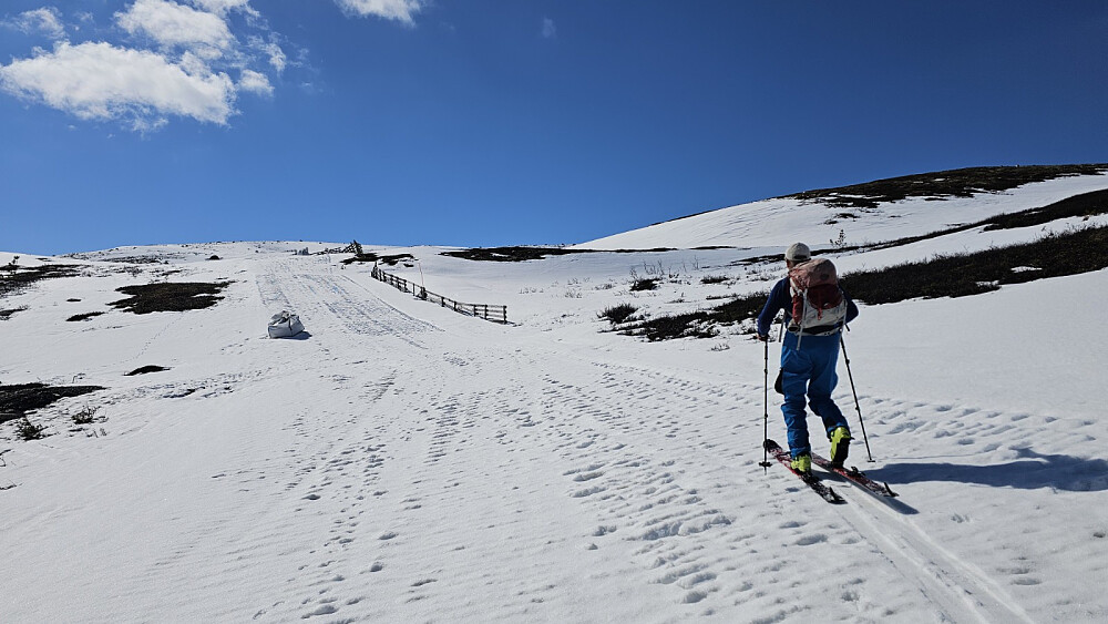 Vi startet opp veien, men tok deretter av og gikk fjellsiden rett mot toppen