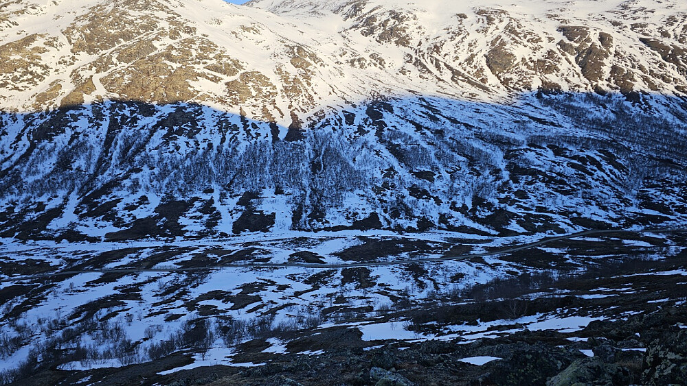 Hard start til fots opp dalsiden. Tilbakeblikk litt opp i fjellsiden ned mot veien og turstart