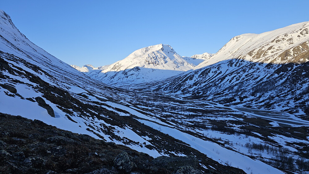 Inn mot Spiterstulen i det sola begynner å lyse opp dalen