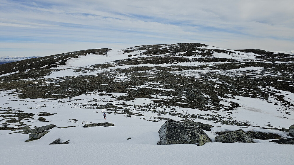 Greit å gå på hard snø oppe på fjellet