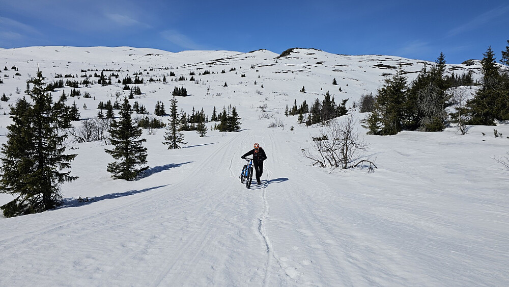 Litt sørpesnø på returen gjorde det tungt å sykle!. Vi startet nok en time for seint i forhold til at vi tok avstikkere opp på småtopper på returen