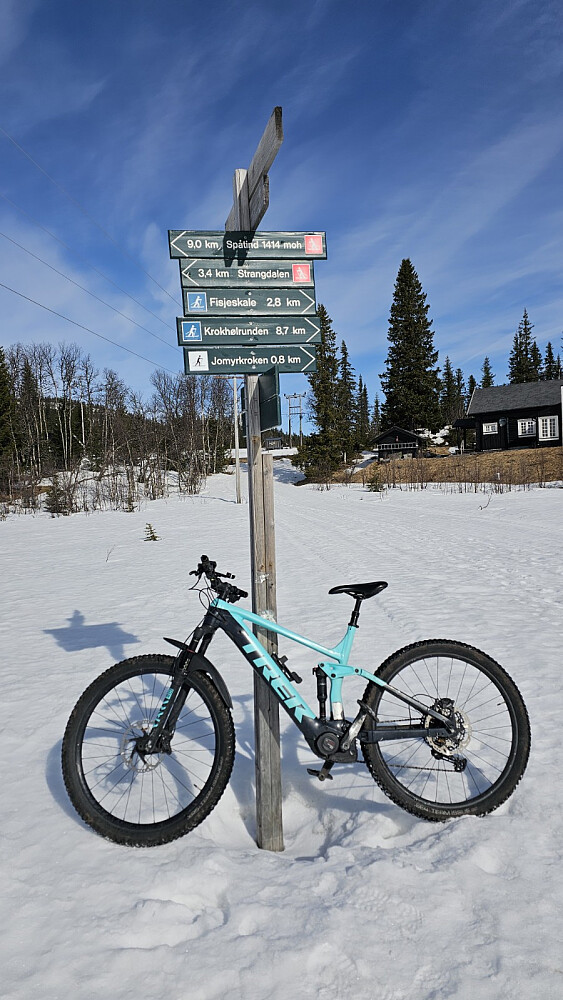 Her tok vi av opp mot fjellet