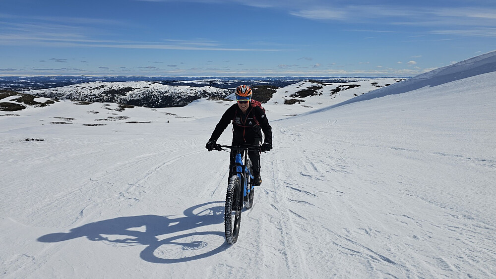 Fornøyd syklist i fjellet
