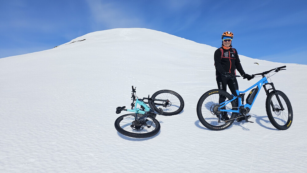 Her ble det en avstikker opp på Spåtind Øst, men der var så bratt at vi gikk til fots