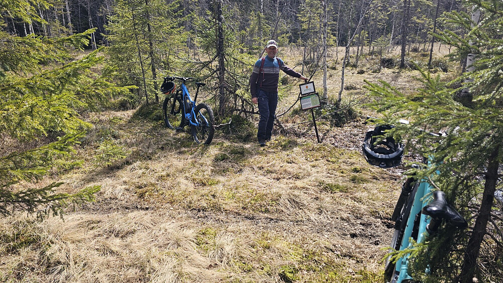 Her satte vi igjen syklene og tok beina fatt opp mot Skotjernfjellet