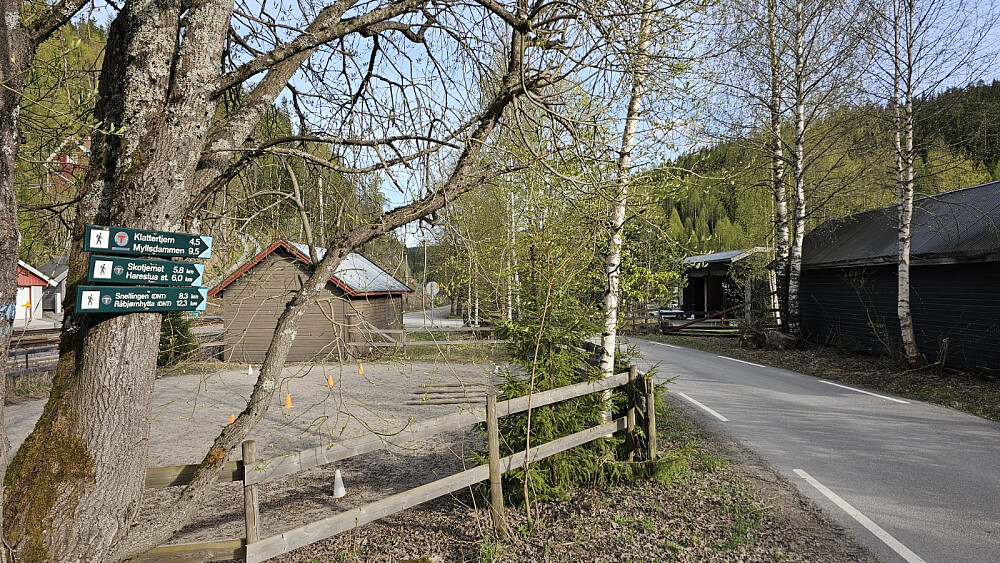 Skilt ved parkeringsplassen