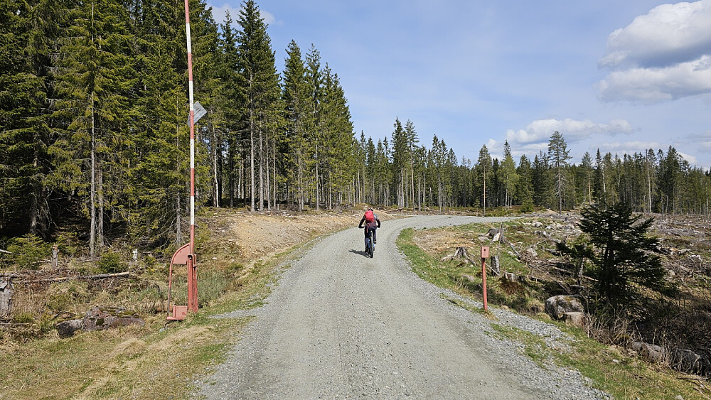 Bommen innenfor husene stod åpen
