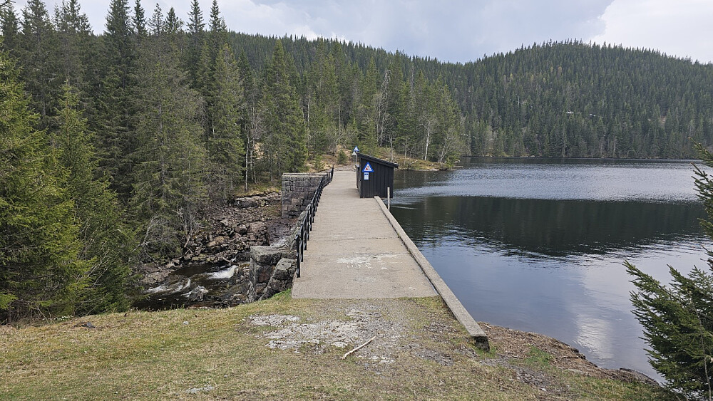 Etter en lang sykkeltur kunne jeg ta av ved demningen ved Søndre Heggelivann