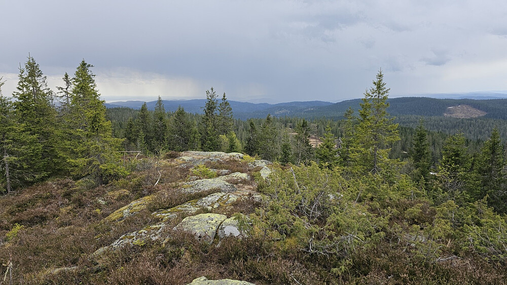 Utsikt sørover fra Kjerkeberget mot noen kraftige regnbyger. Det var litt tordenvær, men jeg fikk kun lett regnvær en kort periode