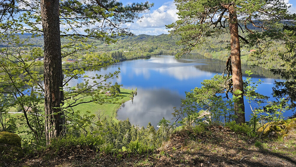 Her var det flott utsikt ned på Semsvannet