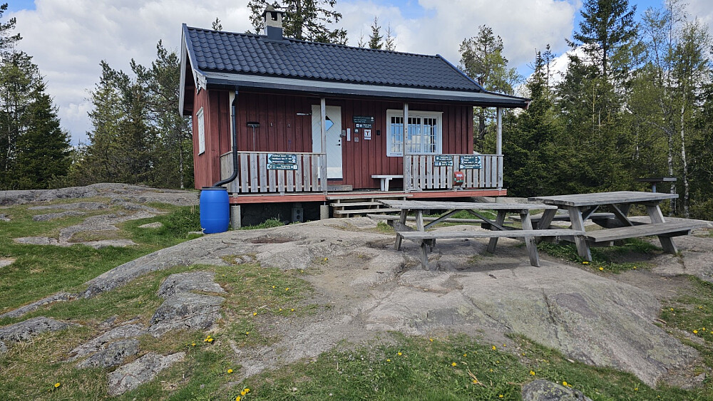 Hytte oppe på åsen, med flott utsikt