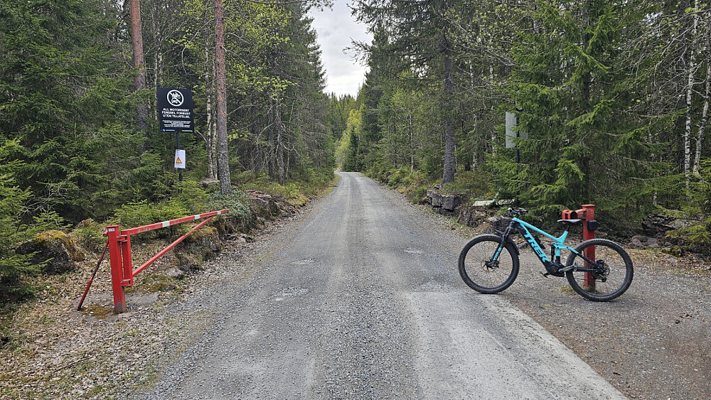Bommen sto åpen, men det var skiltet med forbud mot bil og motorsykkel