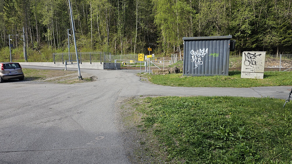 Turen begynte med å krysse jernbanesporet