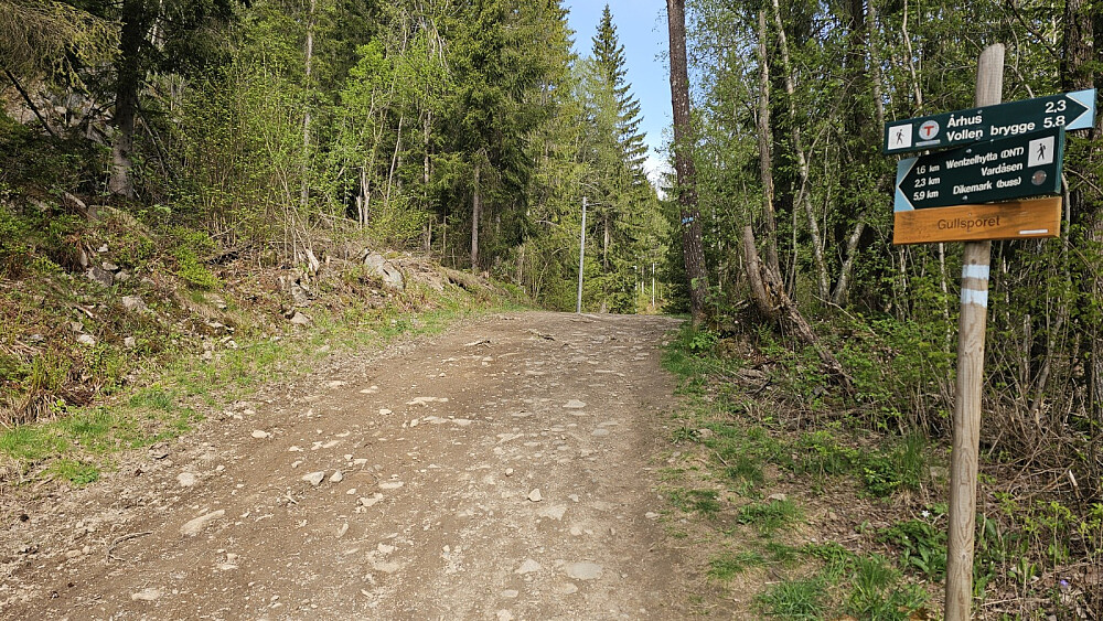 Skiltet ved start. Sti og lysløype gikk parallelt i starten, og jeg valgte lysløypa opp og tok stien på returen