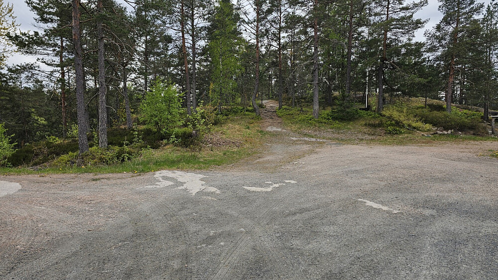 Her gikk stien av opp mot Rødåsen, som kun lå 100 meter fra det øverste huset