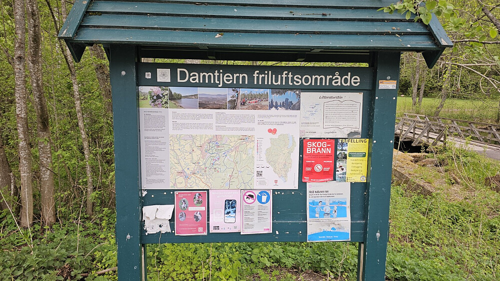 Skilt på parkeringsplassen ved turstart