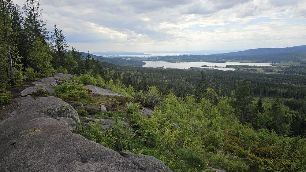 Flott utsikt fra Barlindåsen ned på Maridalsvannet og med Oslofjorden bak