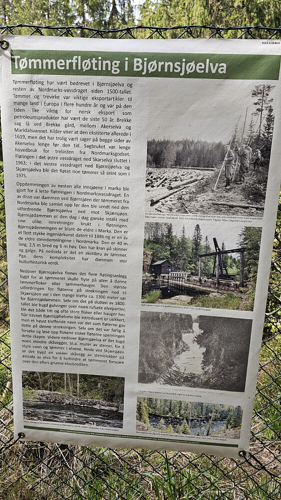 Det var info plakater om både tømmerfløting og brua i juvet