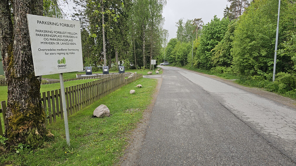 Store parkeringsplasser men skiltet med forbud alle steder