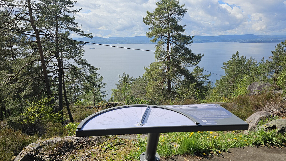 Siktskive og flott utsikt over fjorden