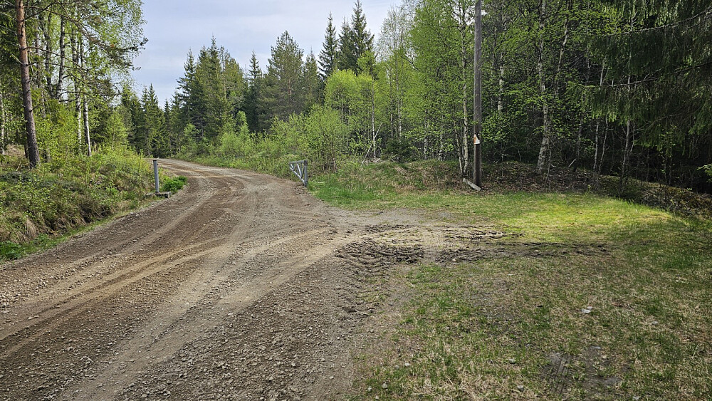Bommen sto åpen og veien var nettopp skrapet. Jeg tok imidlertid sykkelen inn da jeg ikke ville risikere å bli låst inne