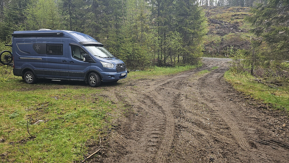 Jeg fant en parkeringsplass der en sti tok av i riktig retning