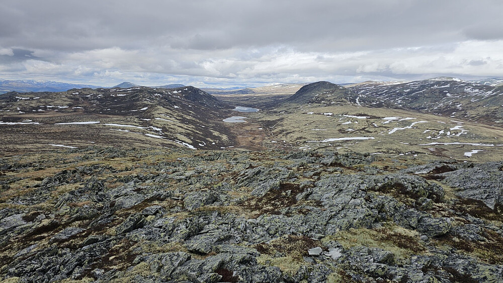 Fra toppen av Skoråtberget og tilbake mot Solsidevassberget til høyre for vannet og mot turens neste topp, Baksidevassberget, til venstre for vannet