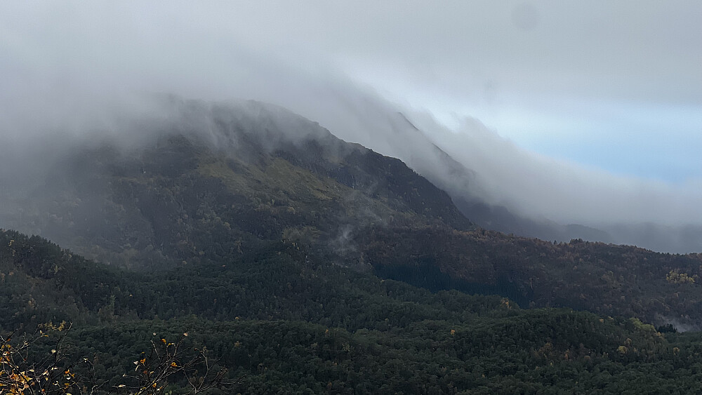 Tysnessåta omgitt av tåke, sett fra toppen av Tuvefjellet