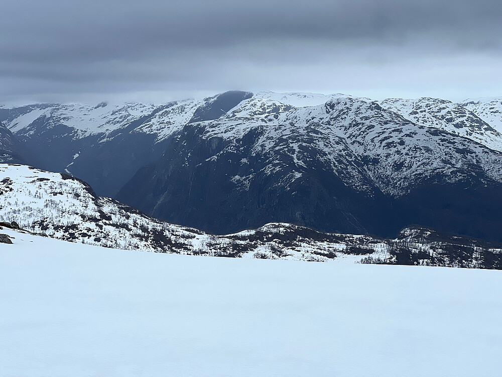 Utsikt mot Gudvangen fra oppstigningen mot Valafjellet