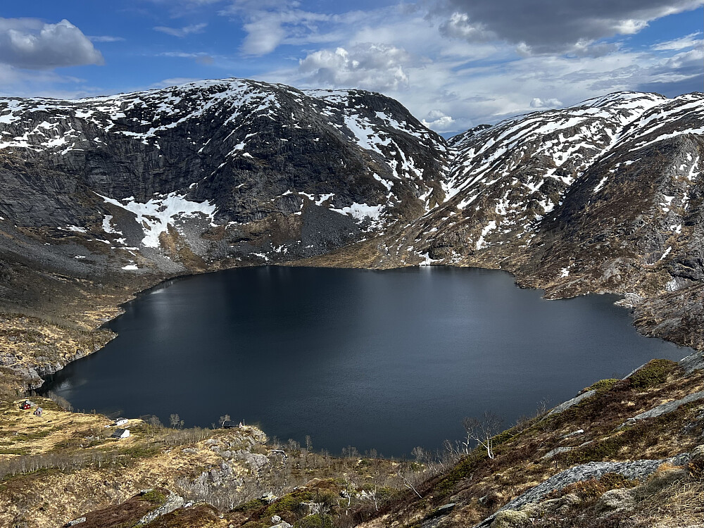 Gavvatnet med Storfjella like bak midt på i bildet og Brattanakken bak til høyre