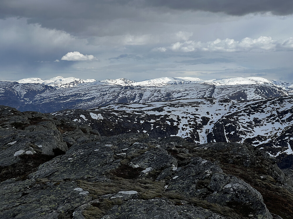 Fremdeles solide snømengder i høyfjellet. Her mot topper ovenfor Hardangerfjorden og Kvamskogen