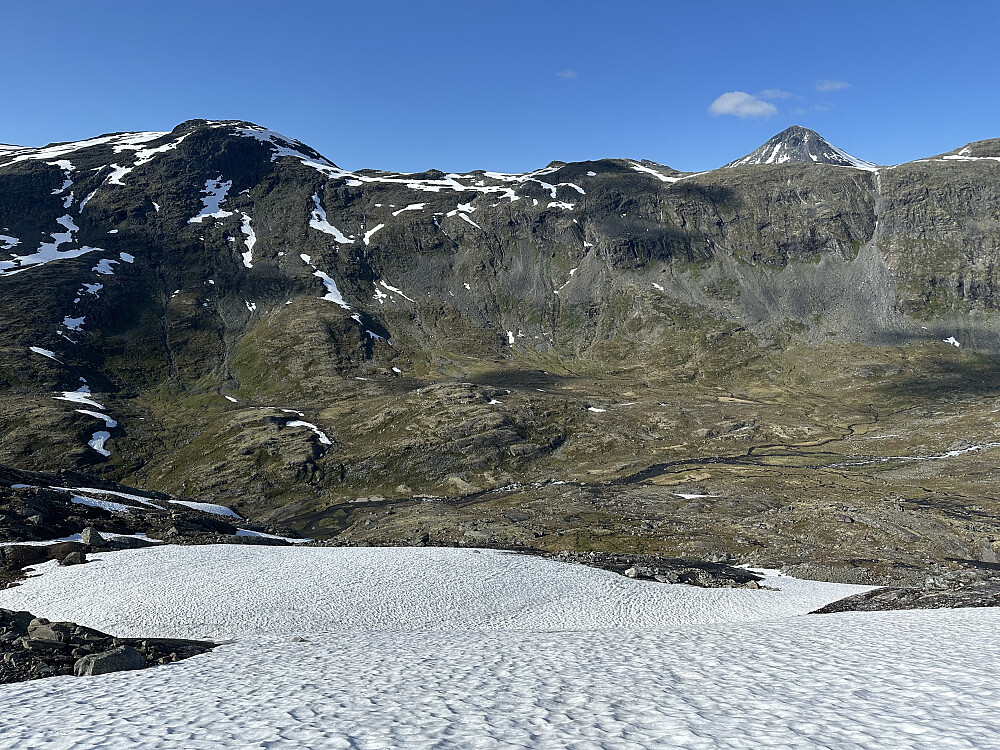 Mange gode snøfelt ned mot stien mot Skogadalsbøen