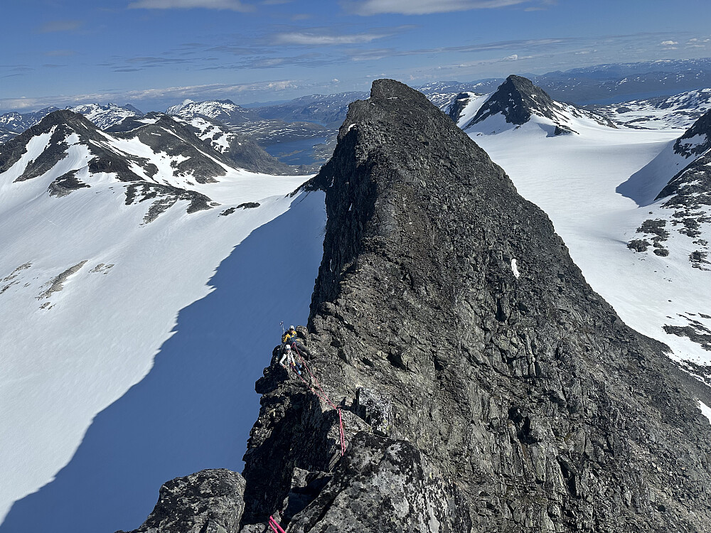 Etter første lengde. Jeg står på standplass nr 2