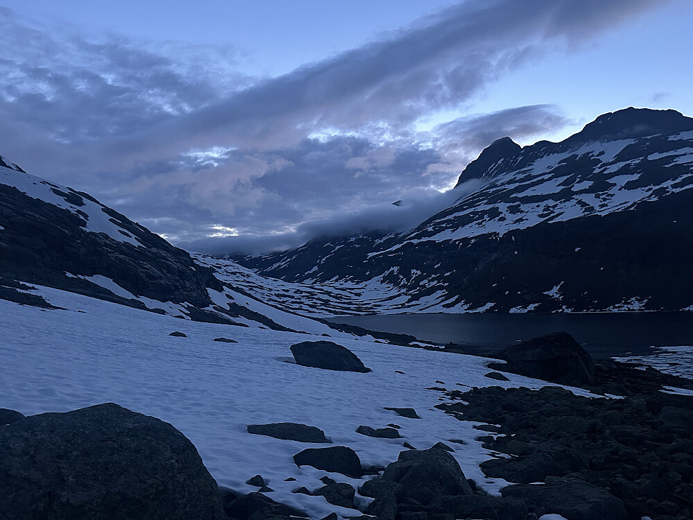 Uranosen med fortsatt is på Uradalsvatnet