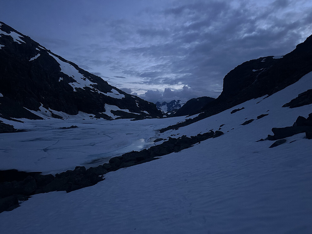 Bra med snø deler av veien