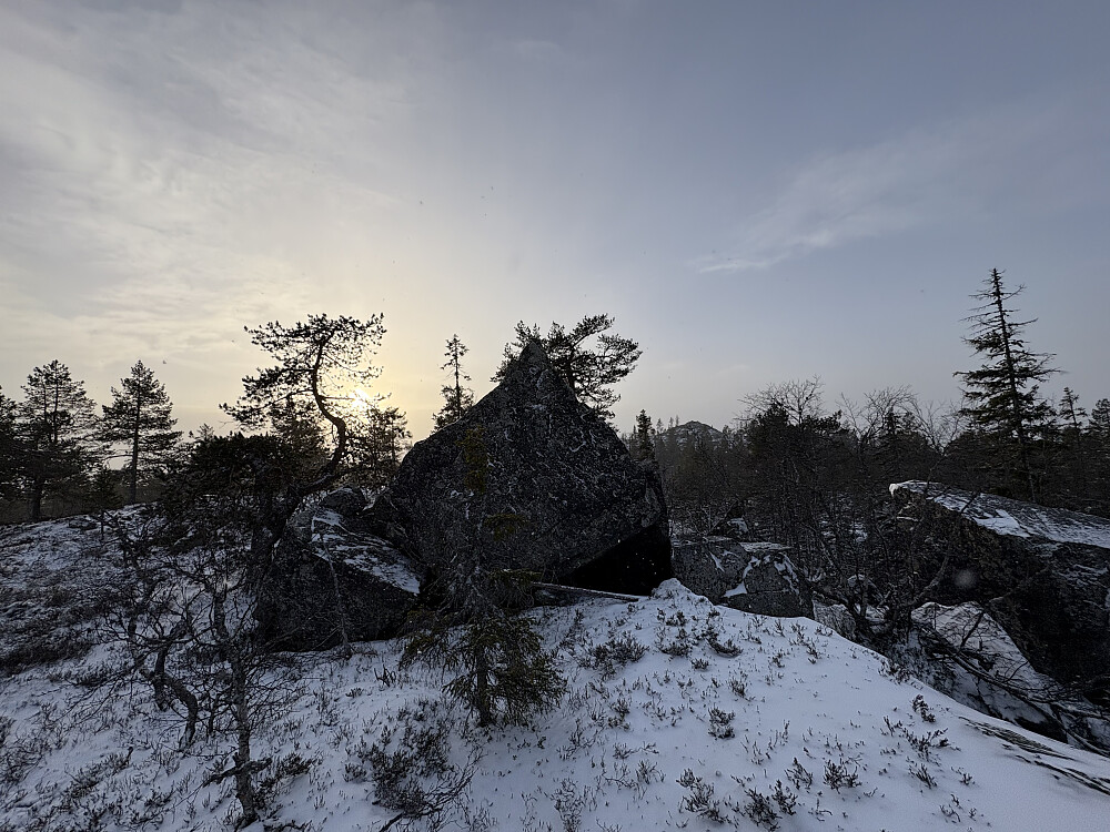 Tindkjerka - bildet juger en del. Oppgang på venstre side men også mulig på høyre.