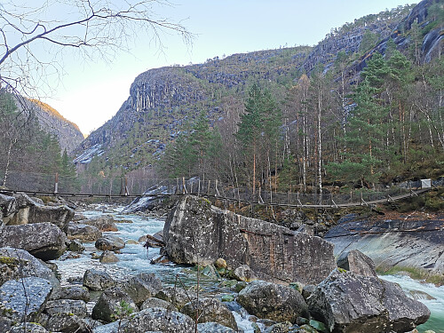 Hengebroen over Mosneselva.