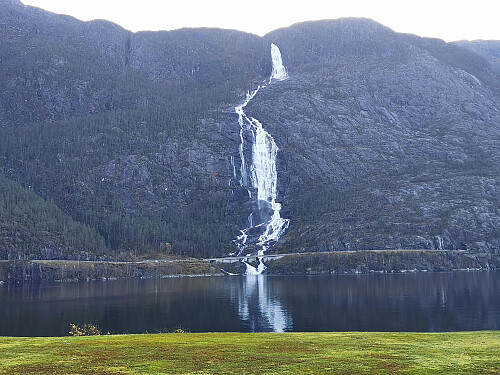 Langfoss sett fra Ytre Mosnes. Ikke så mange som får sett fossen fra denne vinkelen.