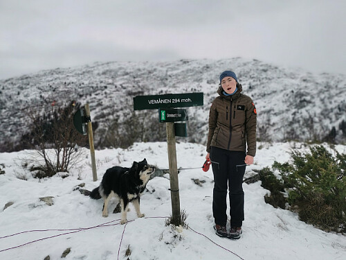 Andrea og Tarja på toppen av Vemånen, 297 moh.