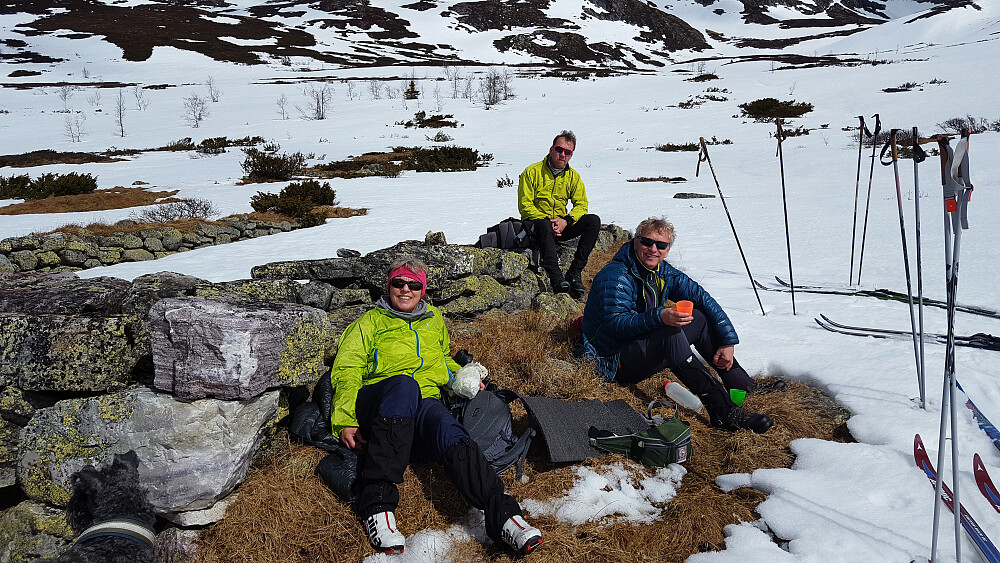 Vi snudde ved Grotvassdalen seter. Rester etter en stor bygning her.