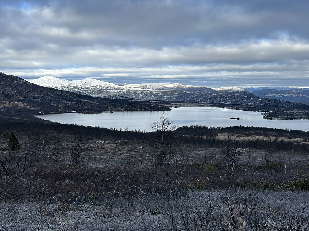 Utsikt mot Nedre Ongsjøen, og Gråhøer som var hvite
