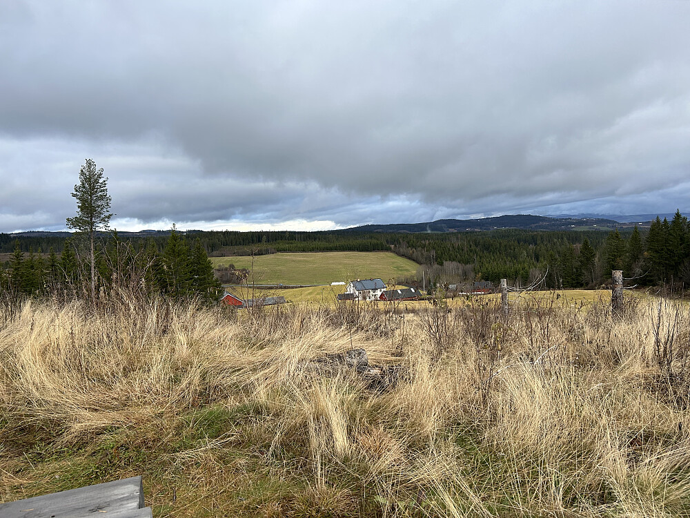 Ser ned på garden Madshus