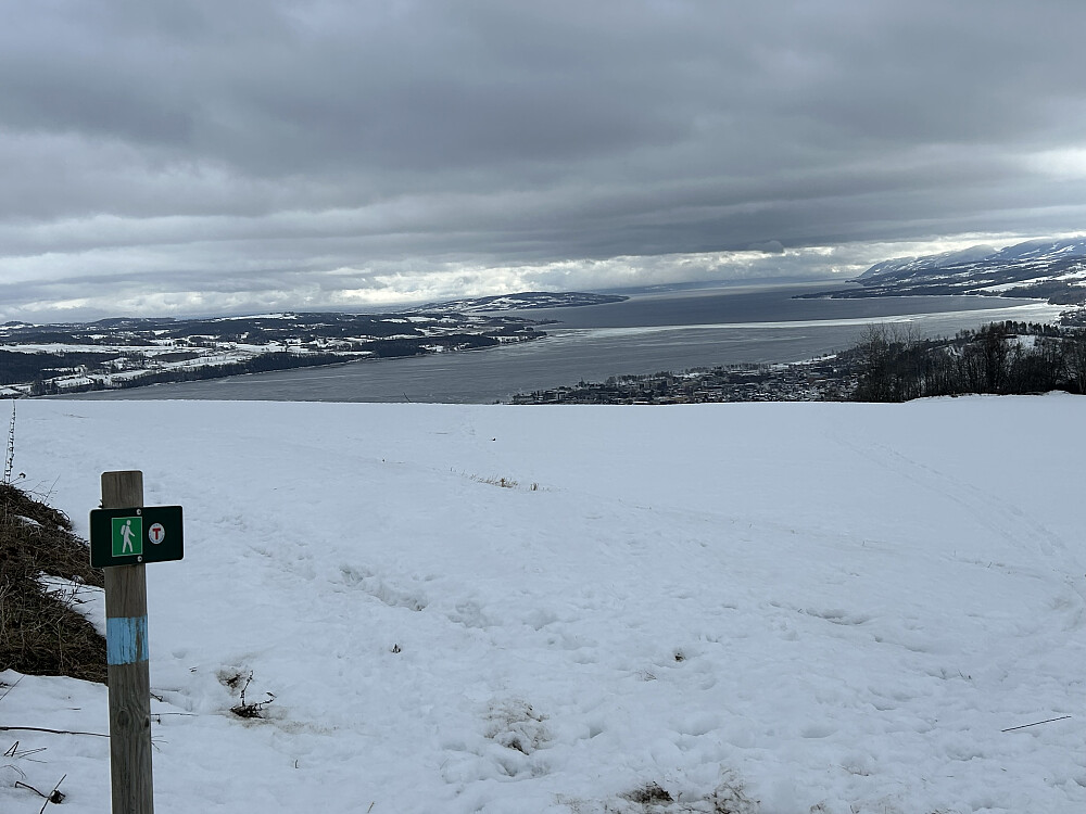 På tur ned Bergsjordet