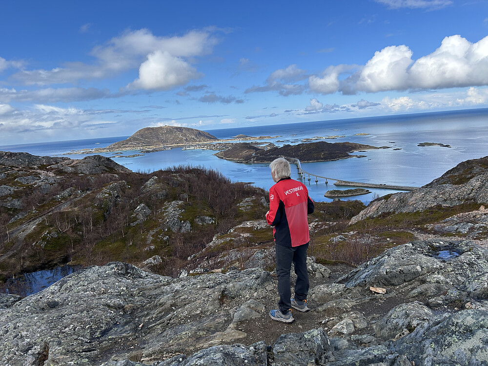 På Ørnfløya. Vi ser ned på brua over til Sommarøya, og Hillesøya/ Nordkollen bak.