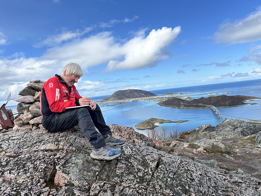 Skriver i turbok på toppen