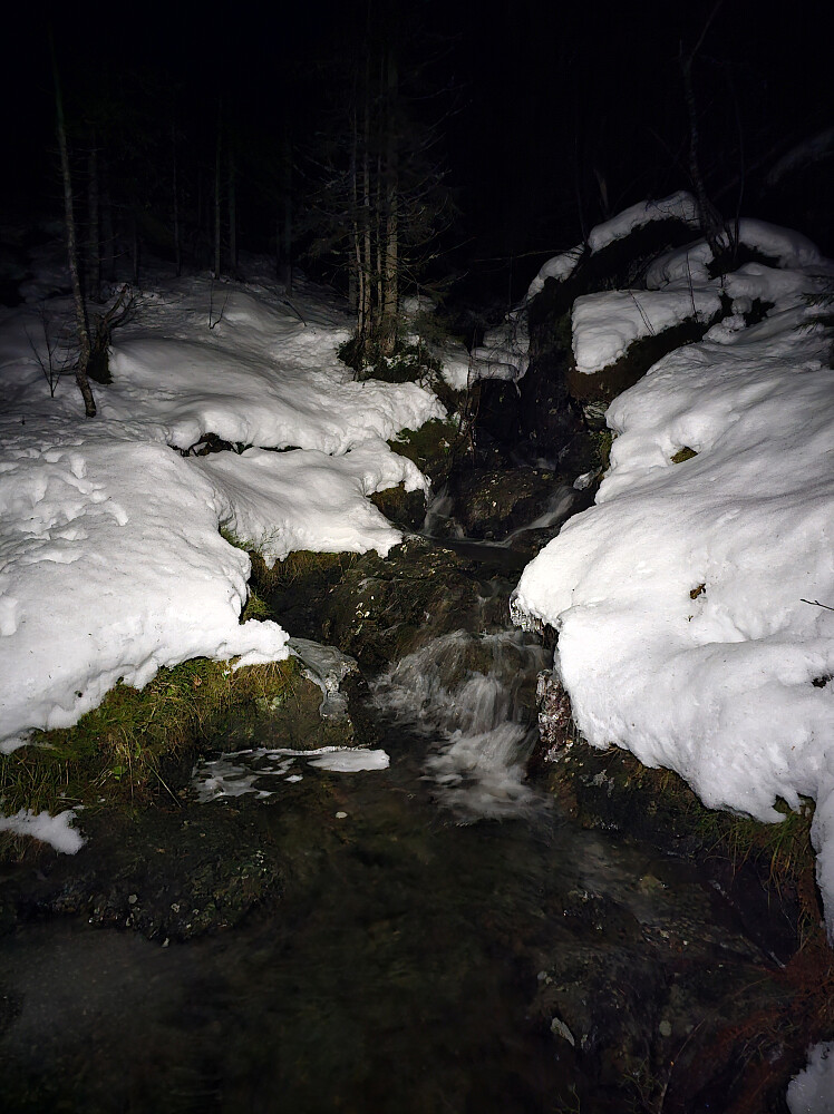 Kveldstur til fots. Lite snø.