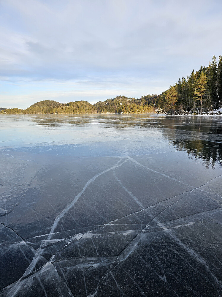 Brukbare forhold. Endel sprekker 
