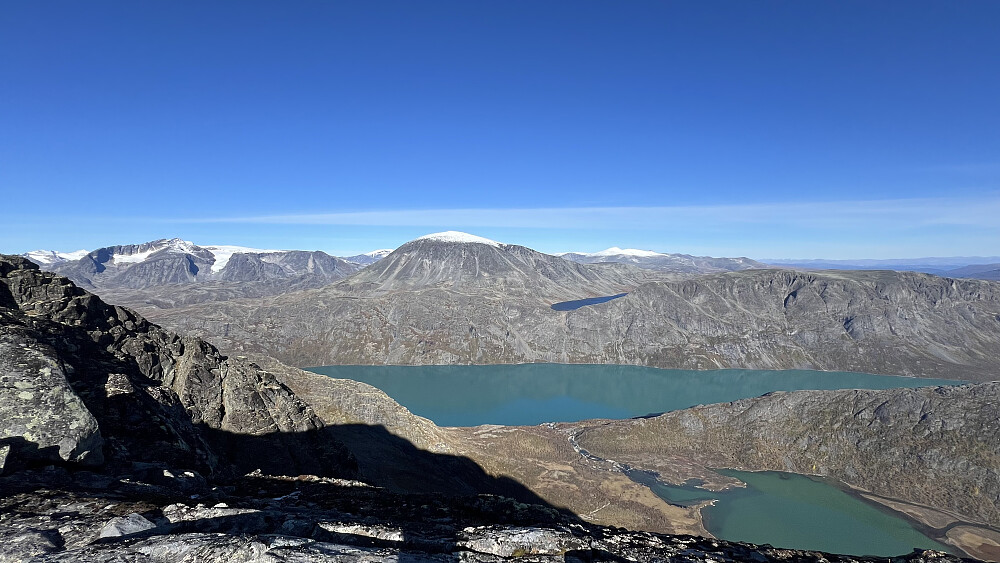 På vei opp mot Kvassryggen - flott utsikt mot Gjende og mange kjente og snøkledde topper