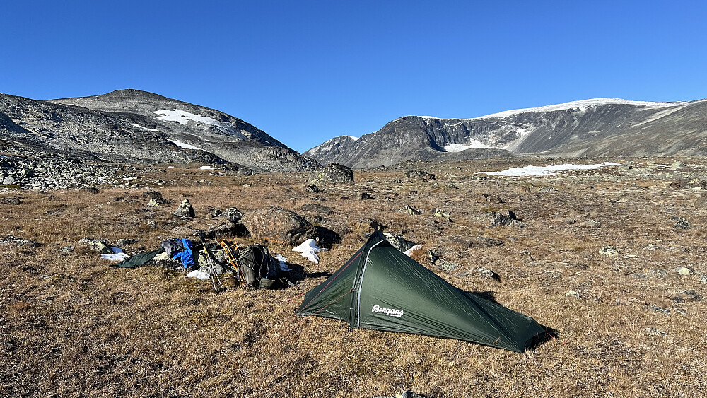 Etablerte teltplass i Trollsteinkvelven på 1600 moh og lettet sekken for en del vekt før dagens to topper skulle bestiges. 