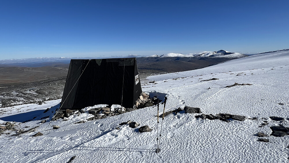 NVE-hytta på vei opp mot Austre Glittertindoksle. Nautgardstinden og dens flotte nabotopper i bakgrunnen